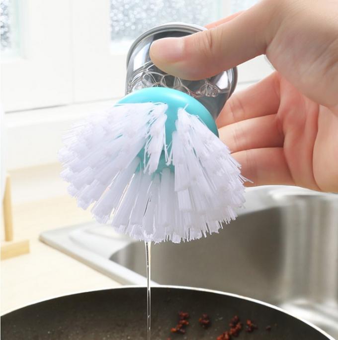 Καθαρίζοντας βούρτσα λεβήτων πλυσίματος των πιάτων με την πλαστική λαβή